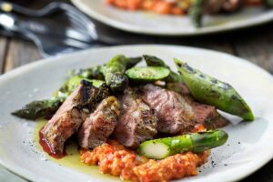 Grillad lammentrecote med sparris och romesco