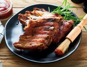 Grillade tjocka spjäll med jordnötssås