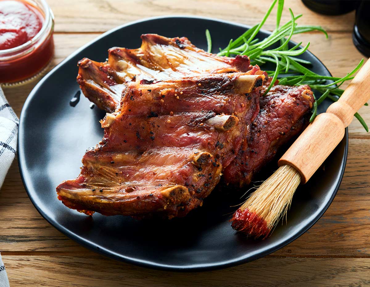 Grillade tjocka spjäll med jordnötssås