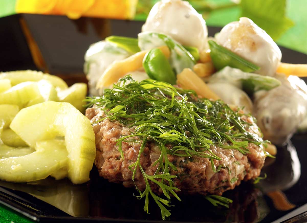 Dillstekta lammfärsbiffar med potatissallad och gurksallad