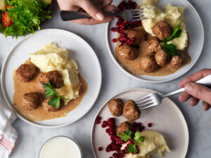 Köttbullar med gräddsås och lingon