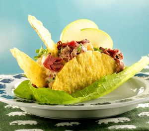 Tacos med rostbiffsfyllning och äppelskivor