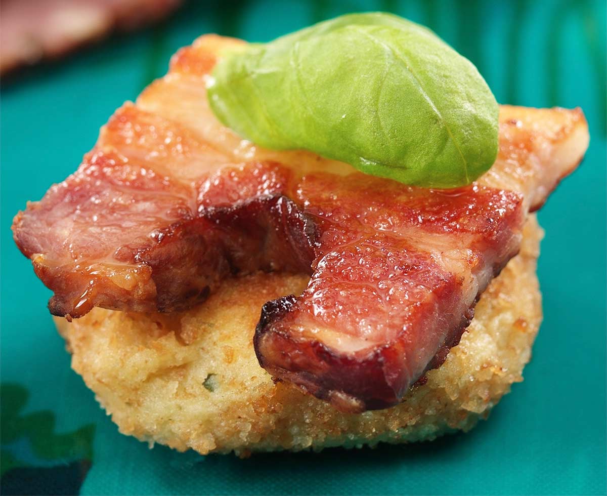 Tapas med sidfläsk på svamp- och potatisbulle