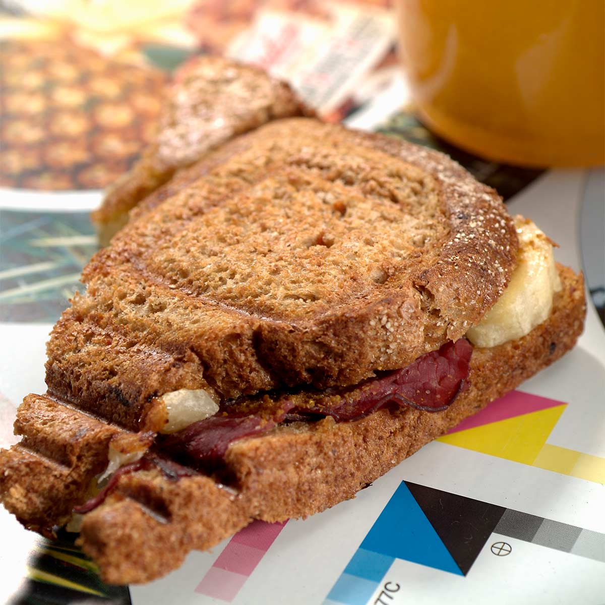 Varm macka med rökt nötkött, banan och curry