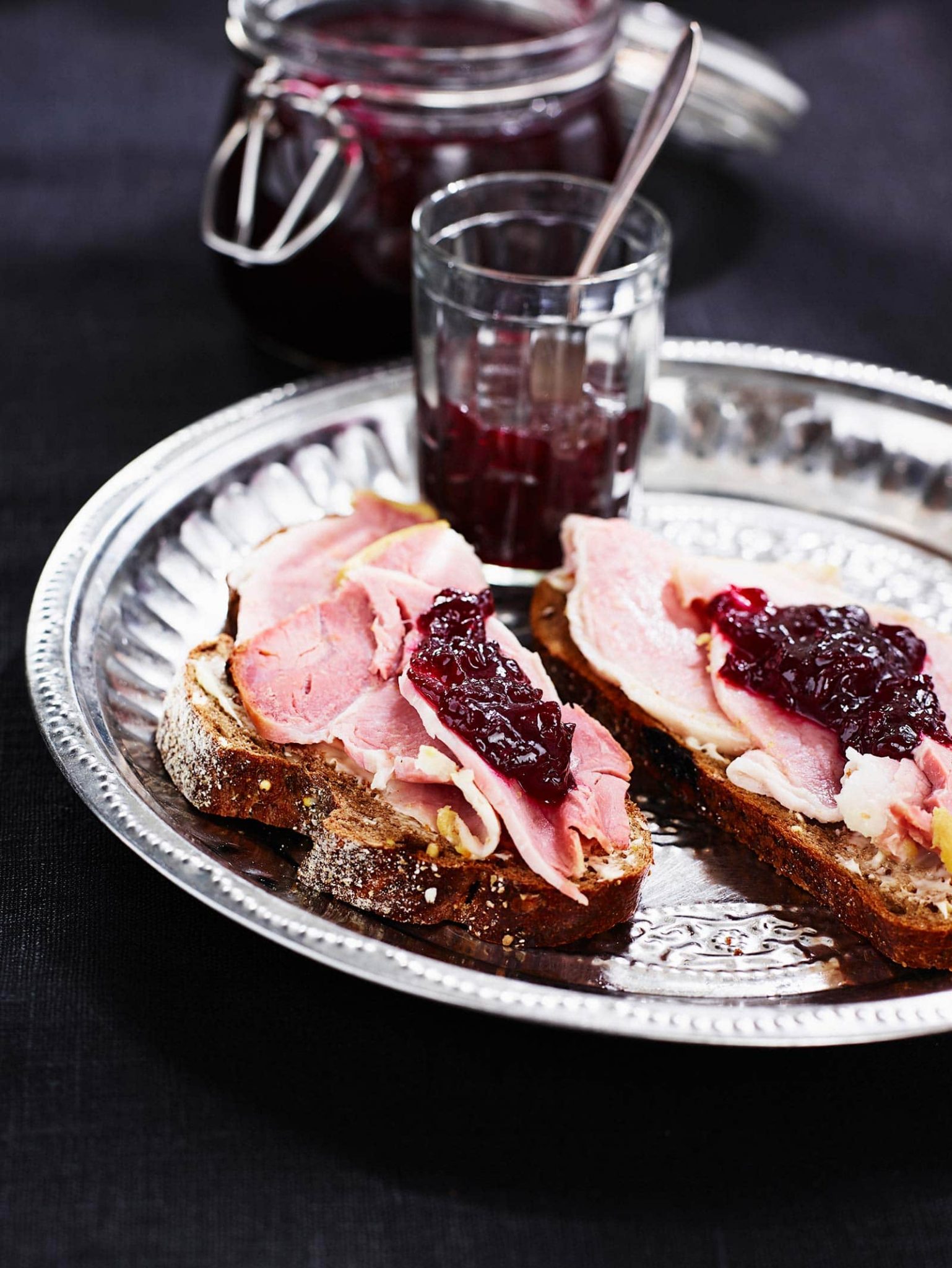 Skinkmacka med rödbetsmarmelad
