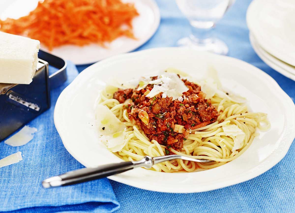 Köttfärssås med korv och skinka