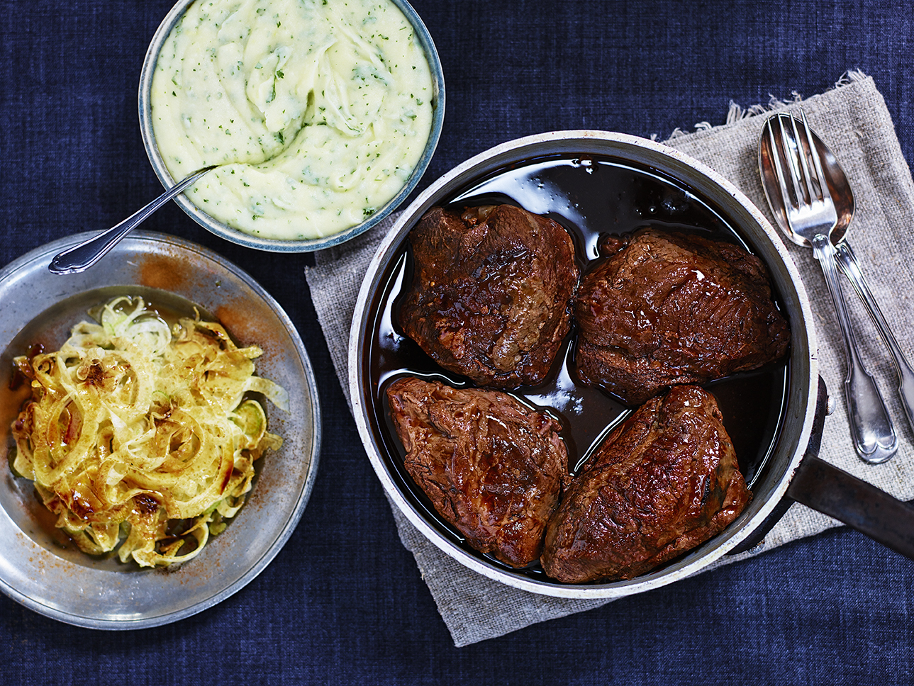 Bräserad oxkind med citronpotatispuré och picklad fänkål med rålakrits