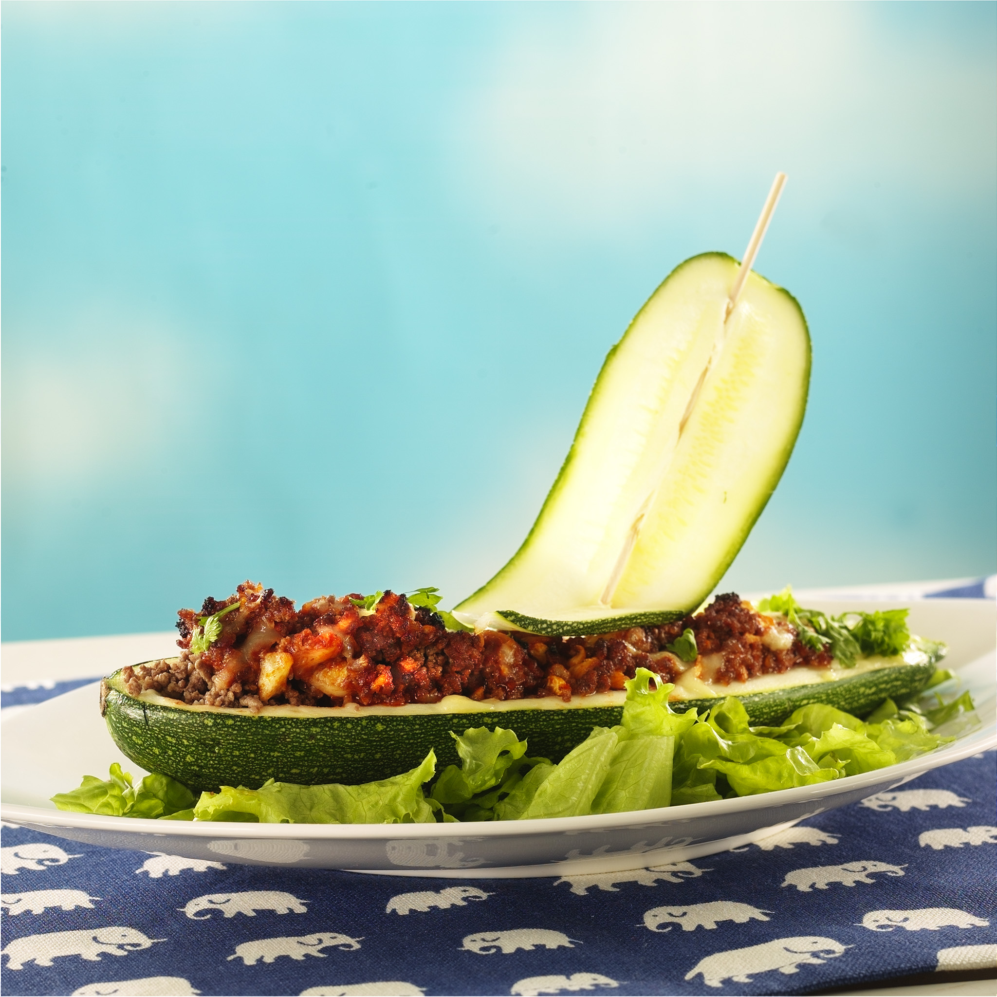 Gratinerade zucchini-skepp med köttfärsröra