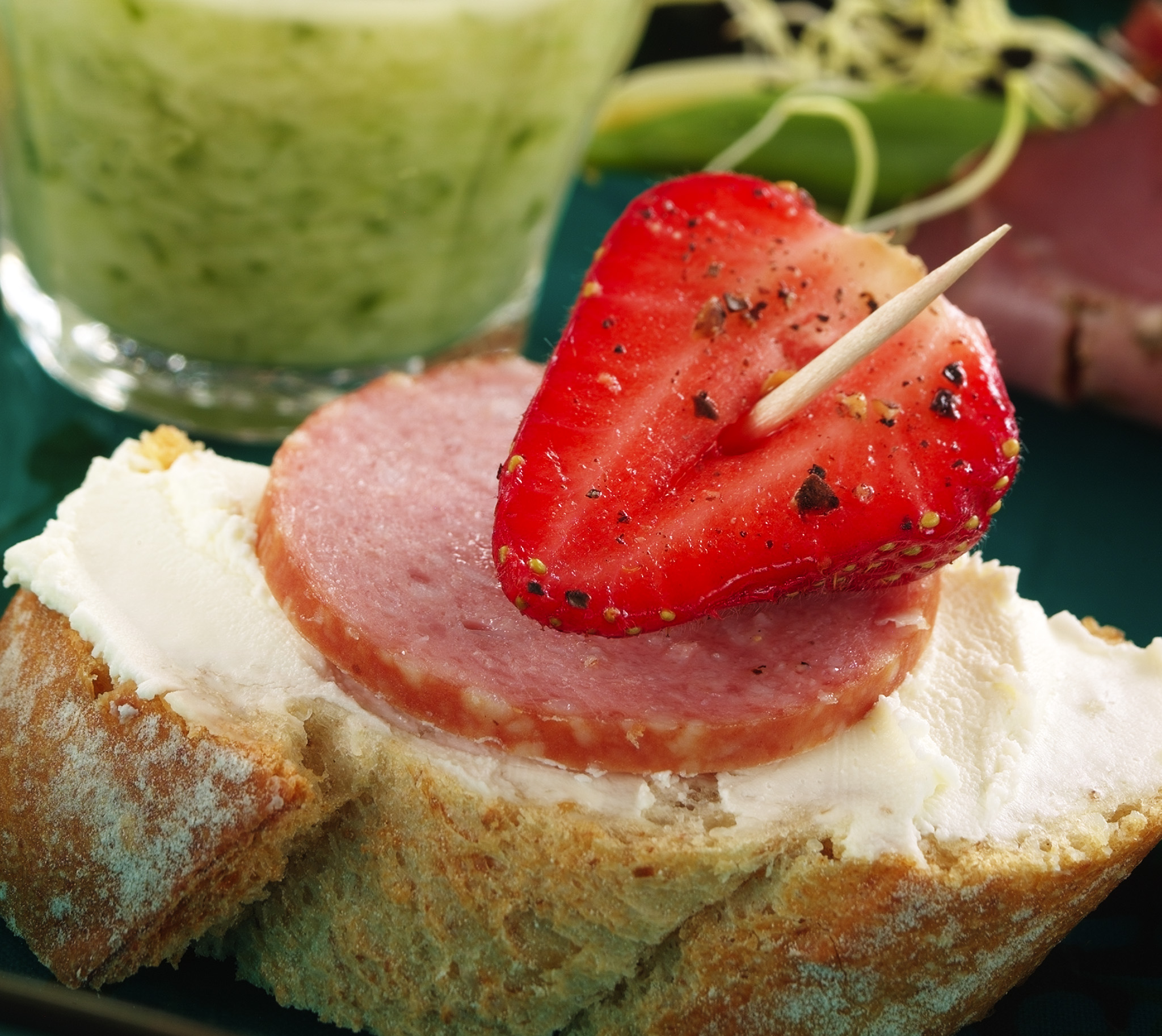 Korvcrostini med marinerade jordgubbar