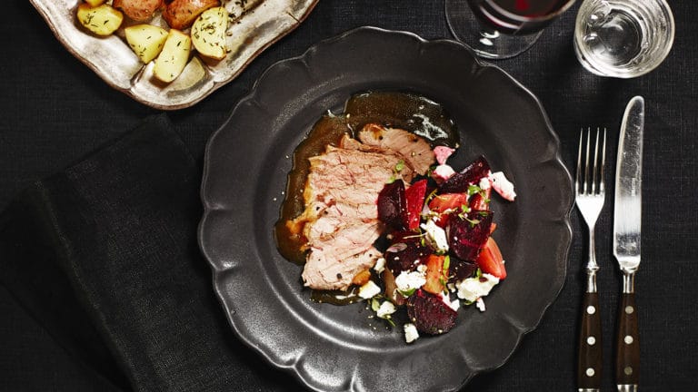 Grillad rostas/luffarfilé, rödvinssås, boeuf bourguignon-garnityr, bakade småtomater, potatis- och jordärtskocksgratäng