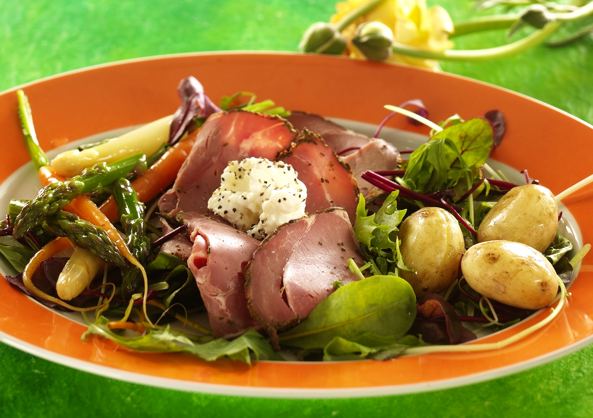 Rökt lammstek med sallad på citronglaserade grönsaker
