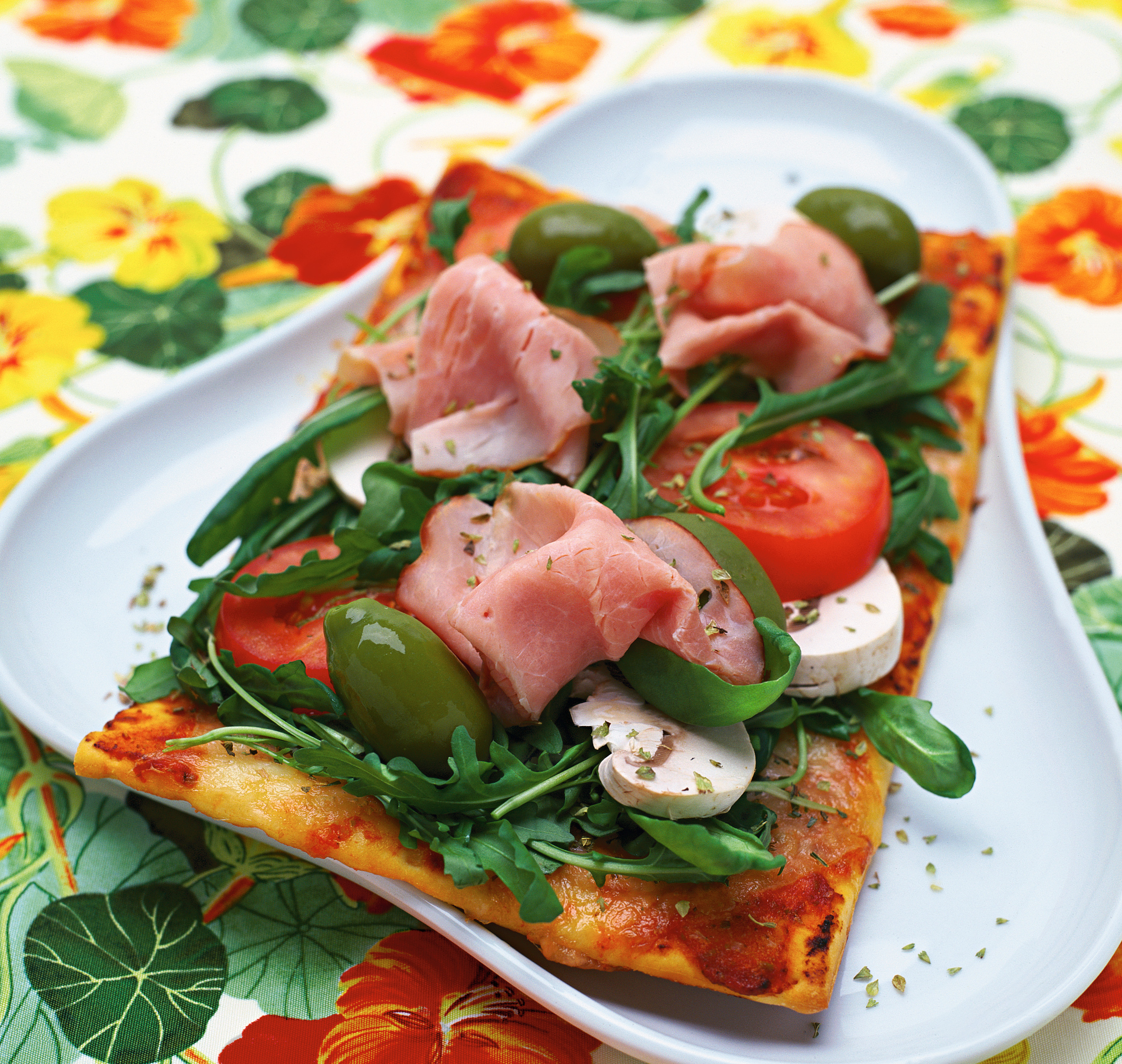 Skinkpizza med tomat och rucola