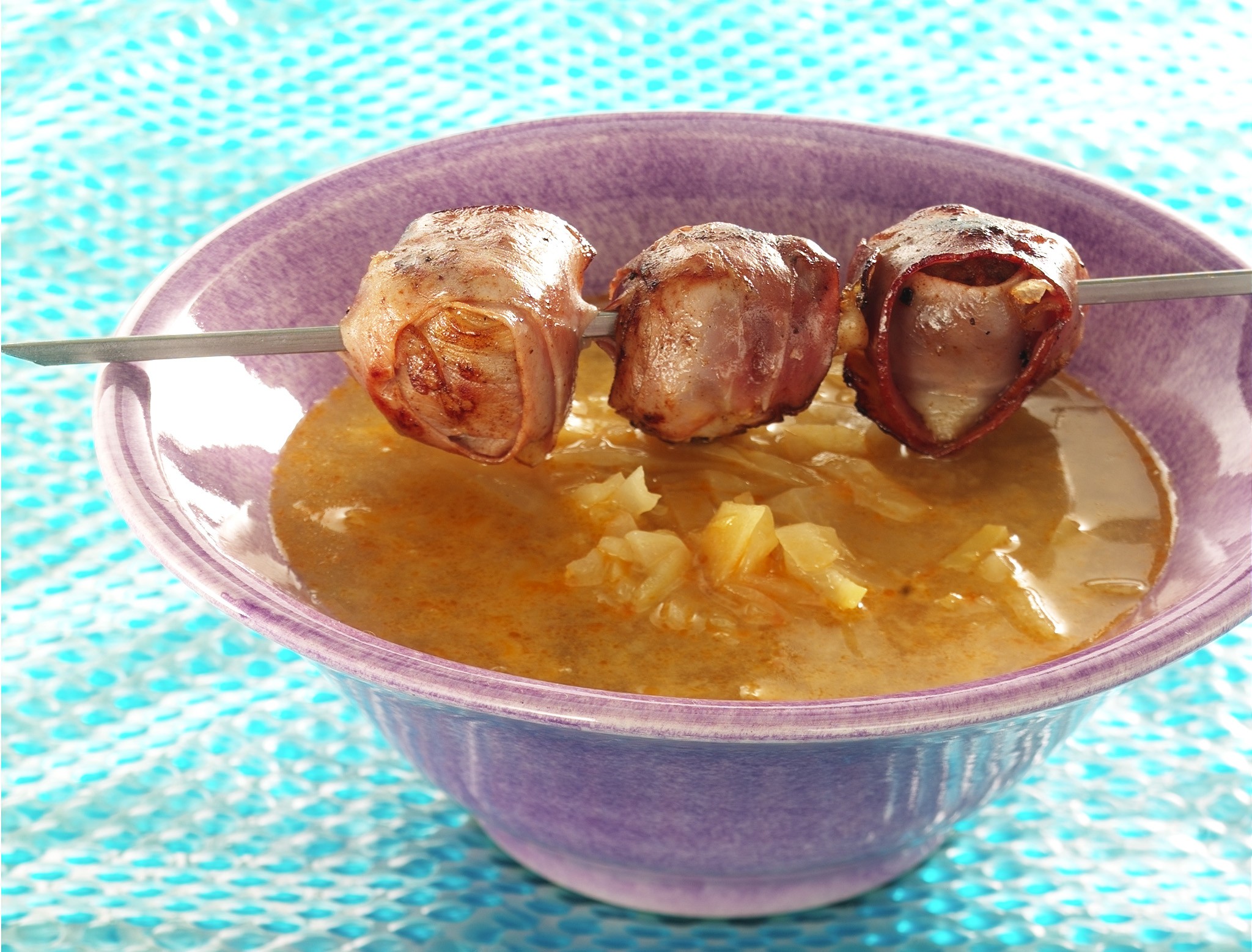 Vitkålssoppa med skinklindade kalvfrikadeller
