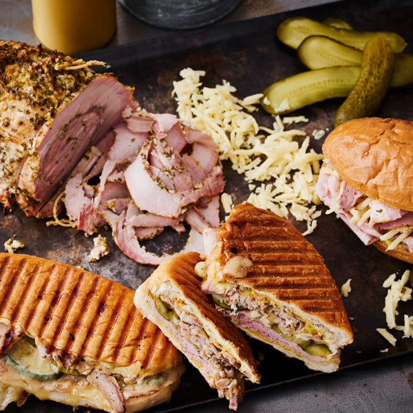 Cuban sandwich med mojomarinerad porchetta på skinkinnanlår