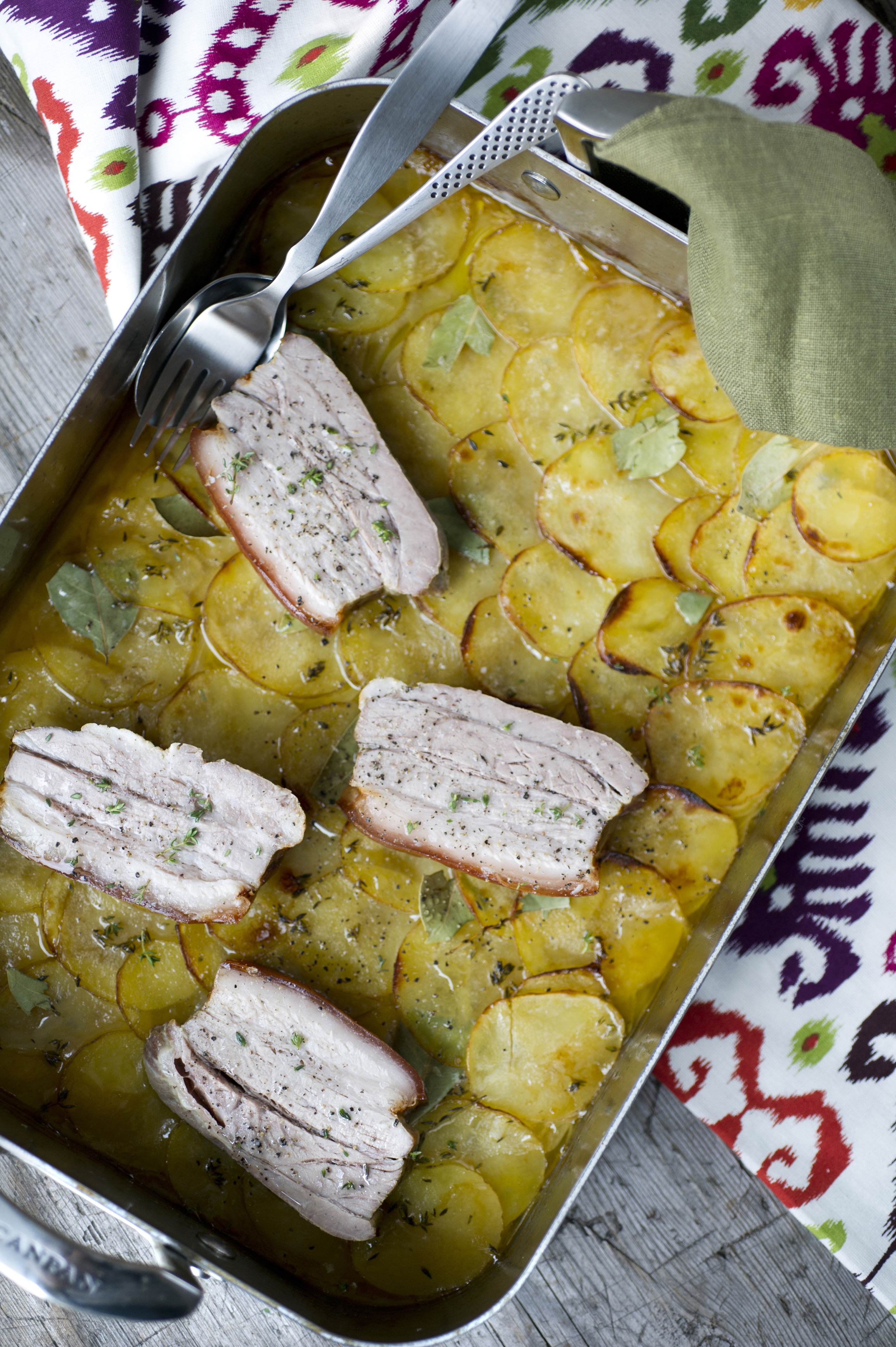 Fläsksida i ugn med potatis på bagarhustruns vis