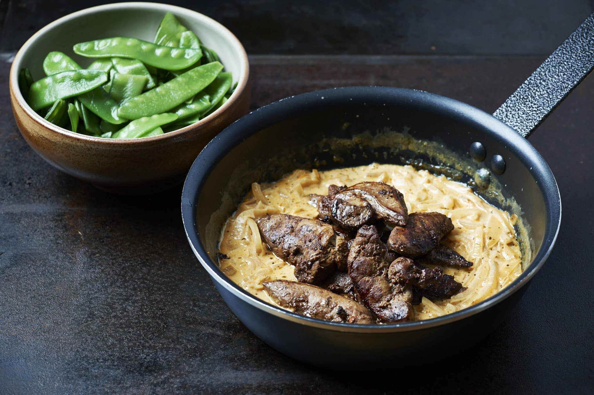 Lammlever i crème fraiche-sås