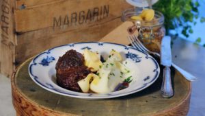Rödvinsbrässerad ox- och griskind med tryffelpotatispuré och senapspicklad kålrot