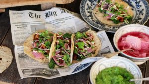 Taco med långbakad fläsksida, hembakt tortillabröd, kål och ärtgucamole