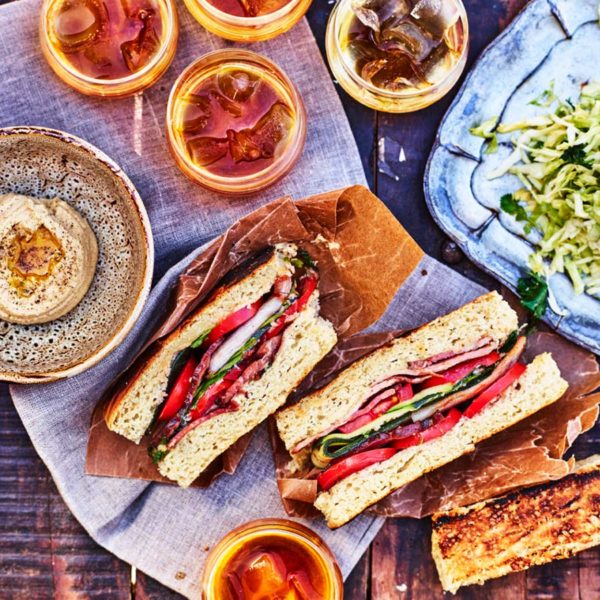 Grillad focaccia med gulärtshummus och grillrester