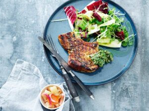 Grillade fläskkotletter med salsa verde och snabbpickles