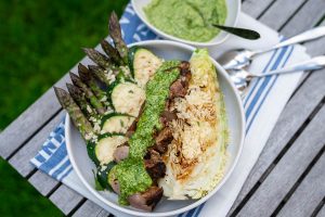 Marinerad fläskfilé med ramslökspesto och grillad sallad