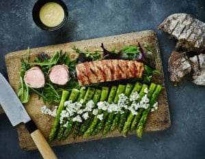 Grillad fläskfilé med bacon och sparris