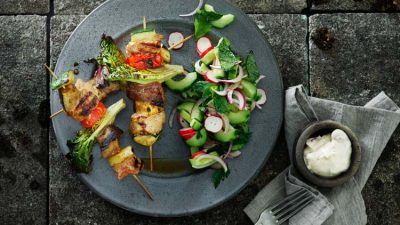 Grillspett med sommargrönsaker, fläskfilé och lever