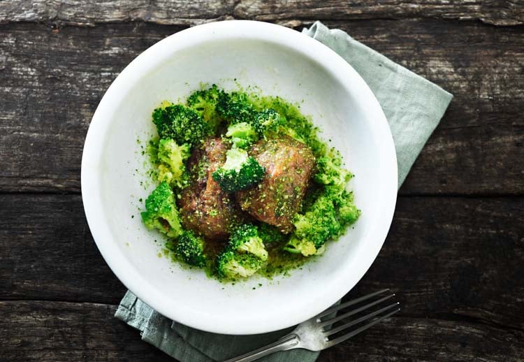 Bräserad griskind med broccoli och persiljepanko