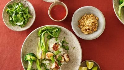 Kryddiga fläskkotletter med pak choi, broccoli och general Tso’s sås
