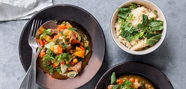 Snabblagad tagine med fläskkarré, kikärtor, grönsaker och örter