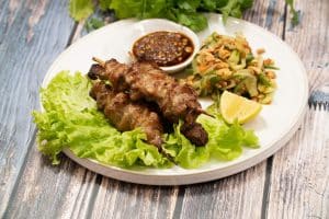 Thailändska grillspett Moo Ping med gurksallad och chilidippsås