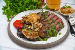 Chimichurrimarinerad grillad picanha med rökt paprika- och chilismör