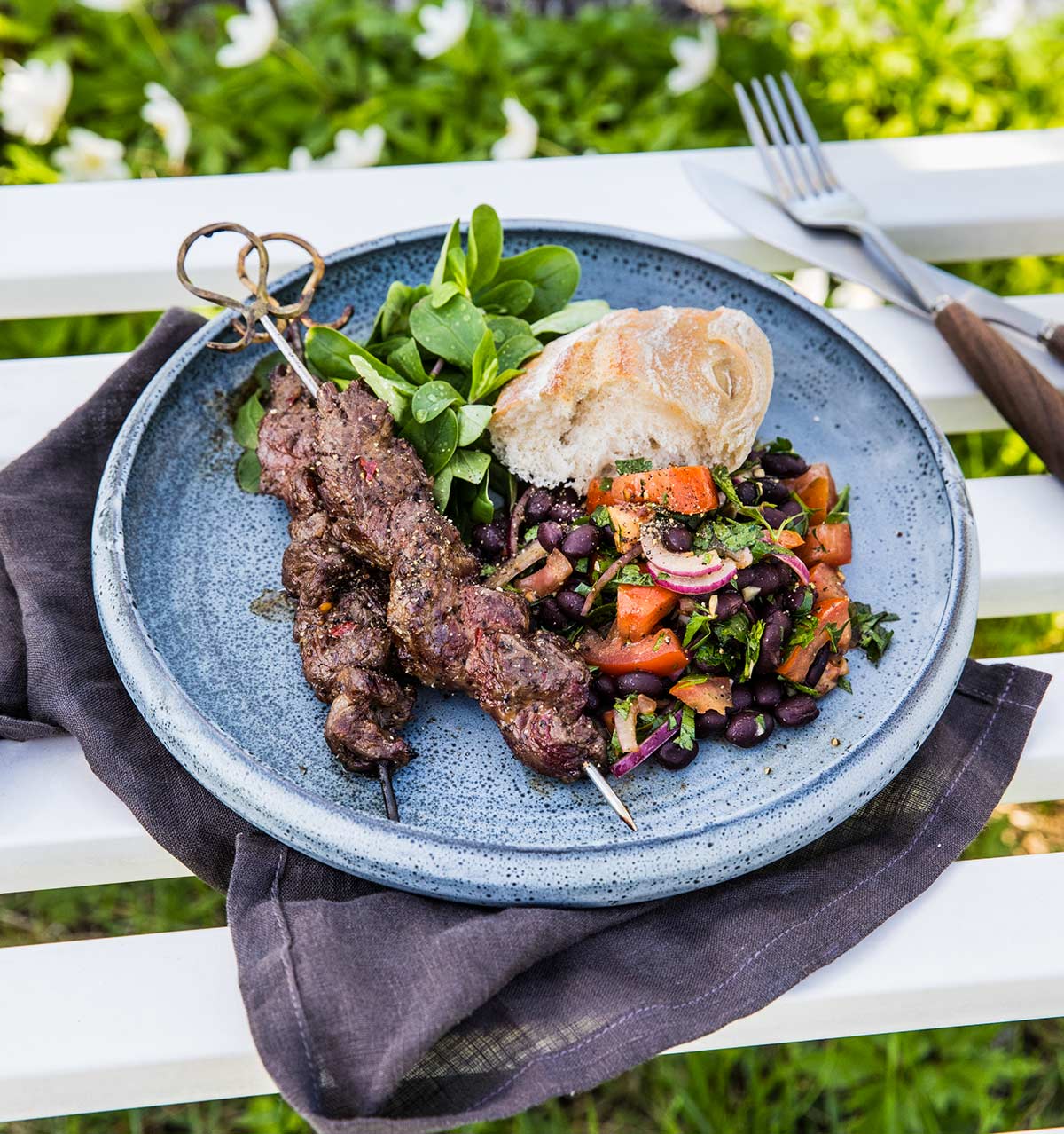 Grillade högrevsspett med sweet chili och bönsalsa