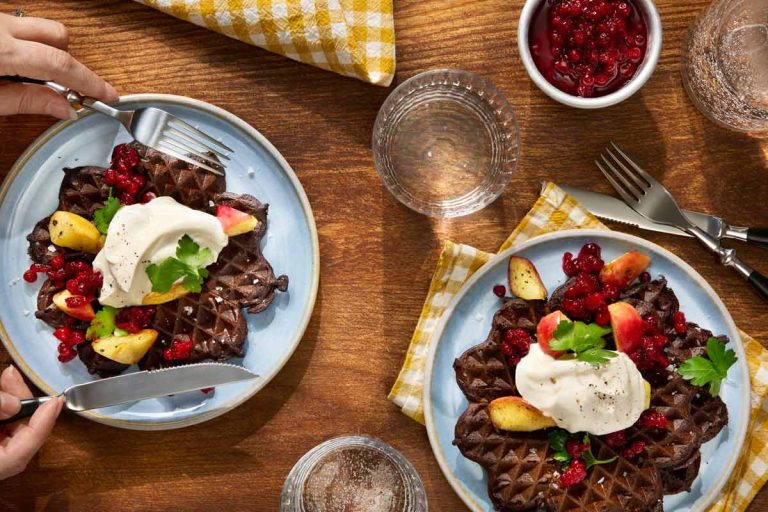 Blodvåffla med rårörda lingon, smetana och stekta äpple