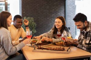 Unga människor äter kött