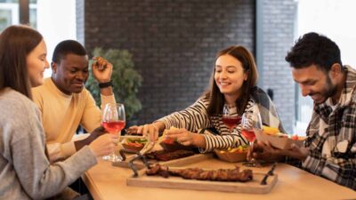 Unga människor äter kött