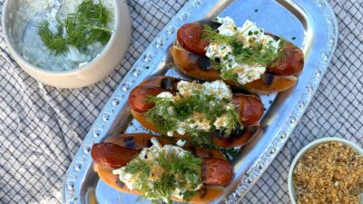 Chorizo deluxe med röra på äpple och fänkål som severas med rostad lök och dill.
