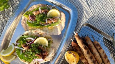 Kryddiga färsspett med gremolata och hembakt tunnbröd på 3 ingredienser