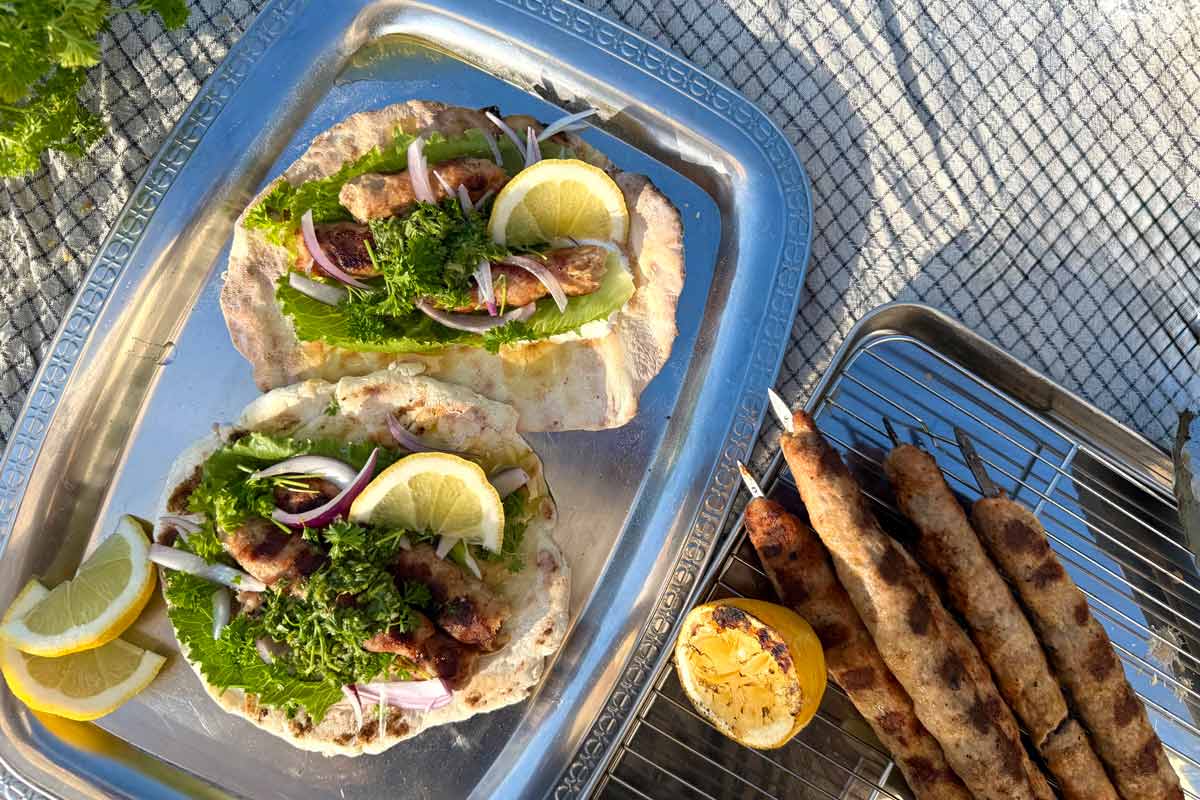 Kryddiga färsspett med gremolata och hembakt tunnbröd på 3 ingredienser