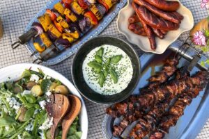 Grillspettsbuffé med sommarens godaste örtsås