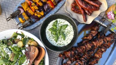 Grillspettsbuffé med sommarens godaste örtsås