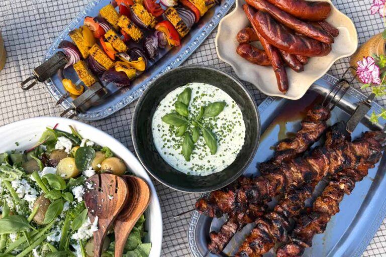Grillspettsbuffé med sommarens godaste örtsås