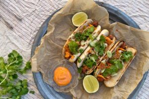 Loaded kabanoss med kimchi och gochujangmajjo