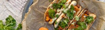 Loaded kabanoss med kimchi och gochujangmajjo