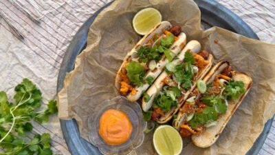 Loaded kabanoss med kimchi och gochujangmajjo