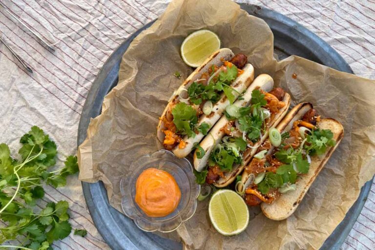 Loaded kabanoss med kimchi och gochujangmajjo