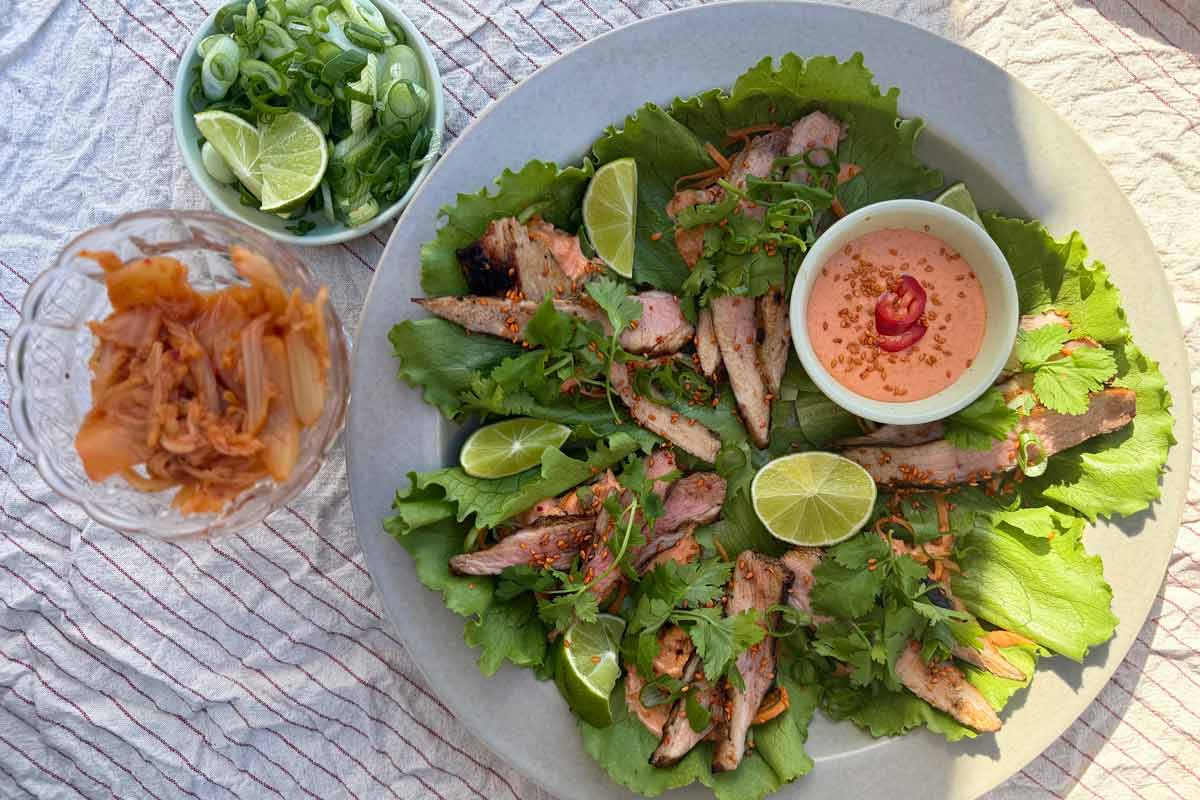 Sticky svensk pluma i salladsblad med picklade grönsaker & kimchimajjo