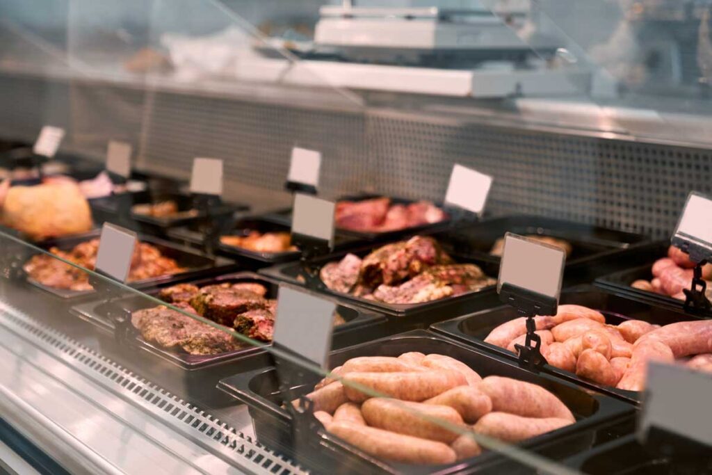 Köttdisk i butik med charkuterier